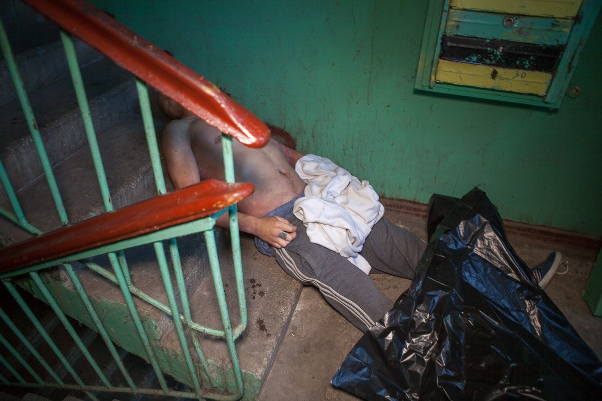 Мужчину обнаружили между 1 и 2 этажом 