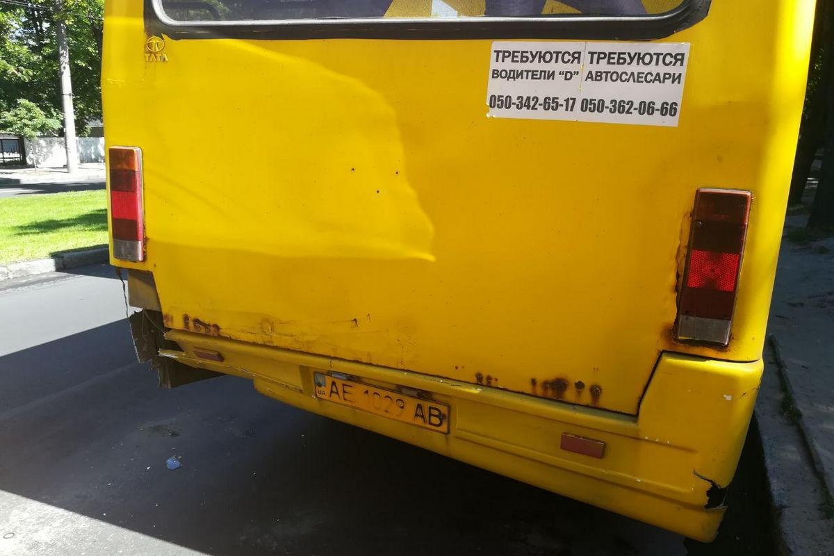 На автомобиле 146-го маршрута повреждения минимальные