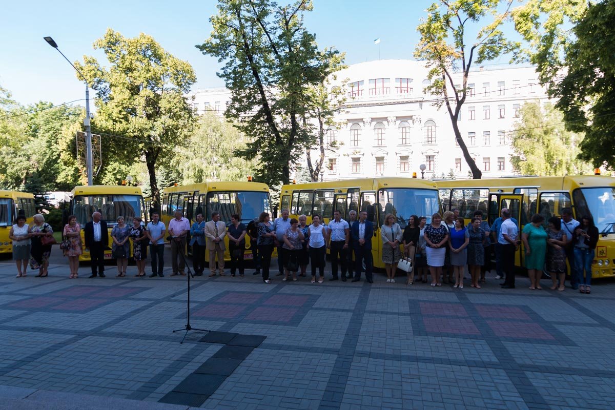 Возле ДнепрОГА состоялась передача новых школьных автобусов