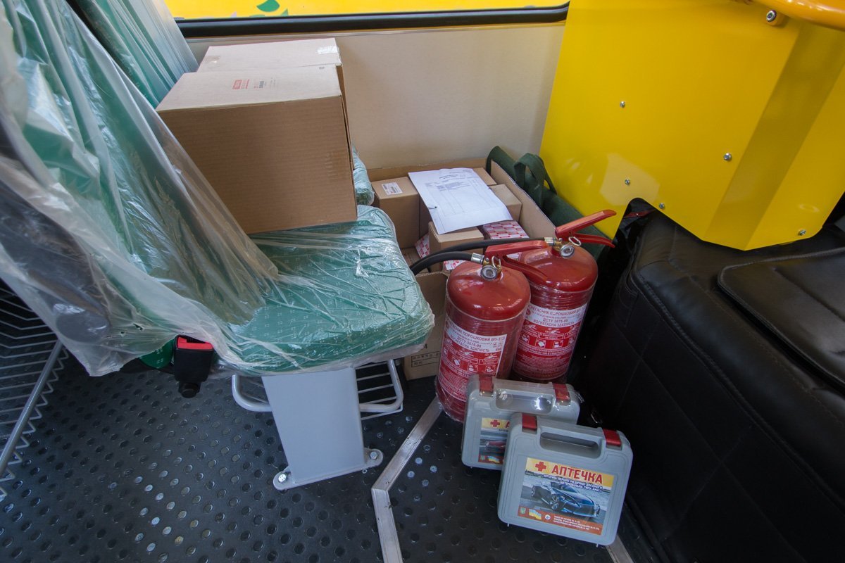 Всего на баланс школ передали 11 автобусов