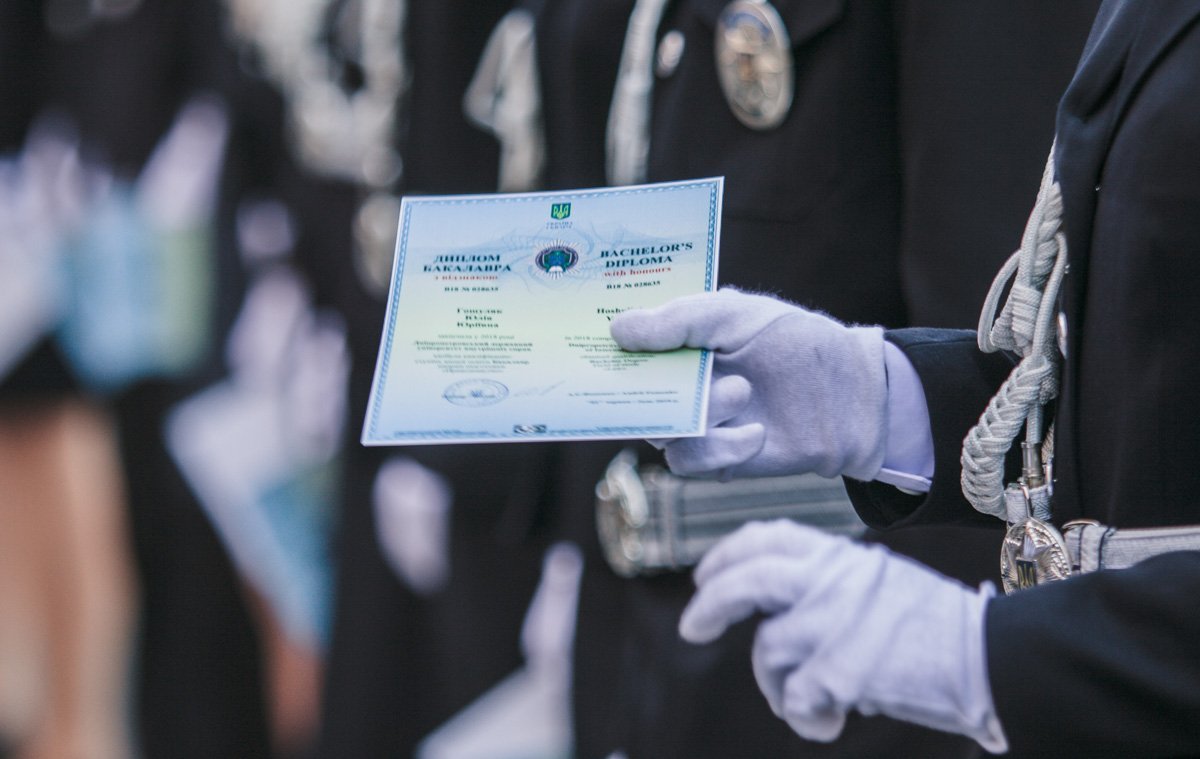 Курсантам вручили лейтенантские погоны и диплом о высшем образовании Курсантам вручили лейтенантские погоны и диплом о высшем образовании