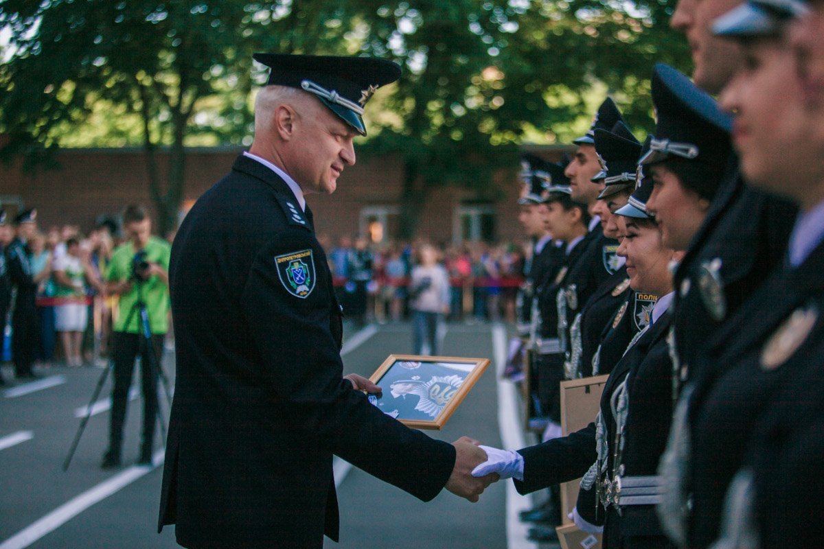Некоторым выпускникам вручили памятное фото на фоне флага Национальной полиции Некоторым выпускникам вручили памятное фото на фоне флага Национальной полиции