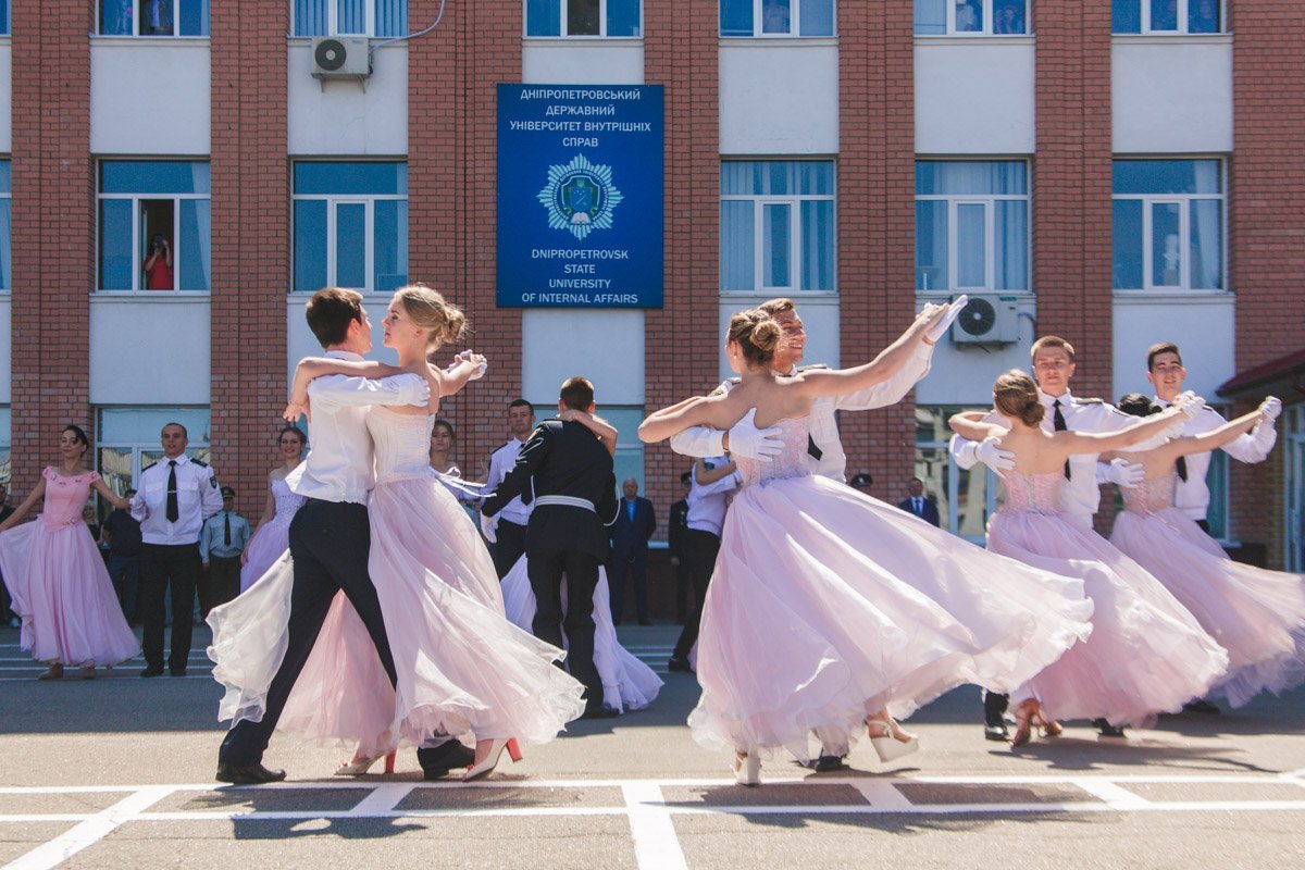 То, что это выпуск курсантов полиции вовсе не значит, что нельзя немного повальсировать То, что это выпуск курсантов полиции вовсе не значит, что нельзя немного повальсировать