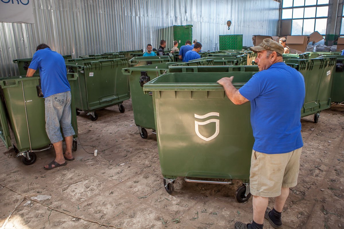 Эти баки сделаны из пластика, который не горит