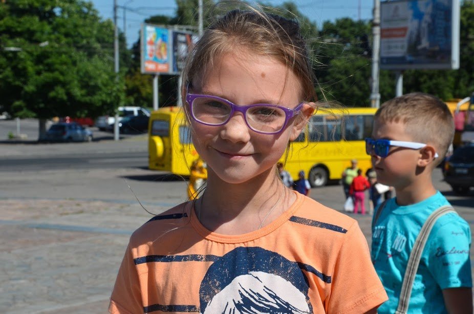 «Я здесь с семьей. У меня 11 братьев и сестер. Надеюсь, что спектакль будет захватывающий, с трюками», - поделилась 10-летняя Надежда из Лошкаревки