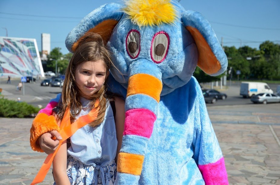 «Я здесь с друзьями. Настроение хорошее, нас веселят. Лично я уже хочу увидеть акробатов. И мечтаю посмотреть на настоящего слона», - сказала 10-летняя Евгения с Петропавловки