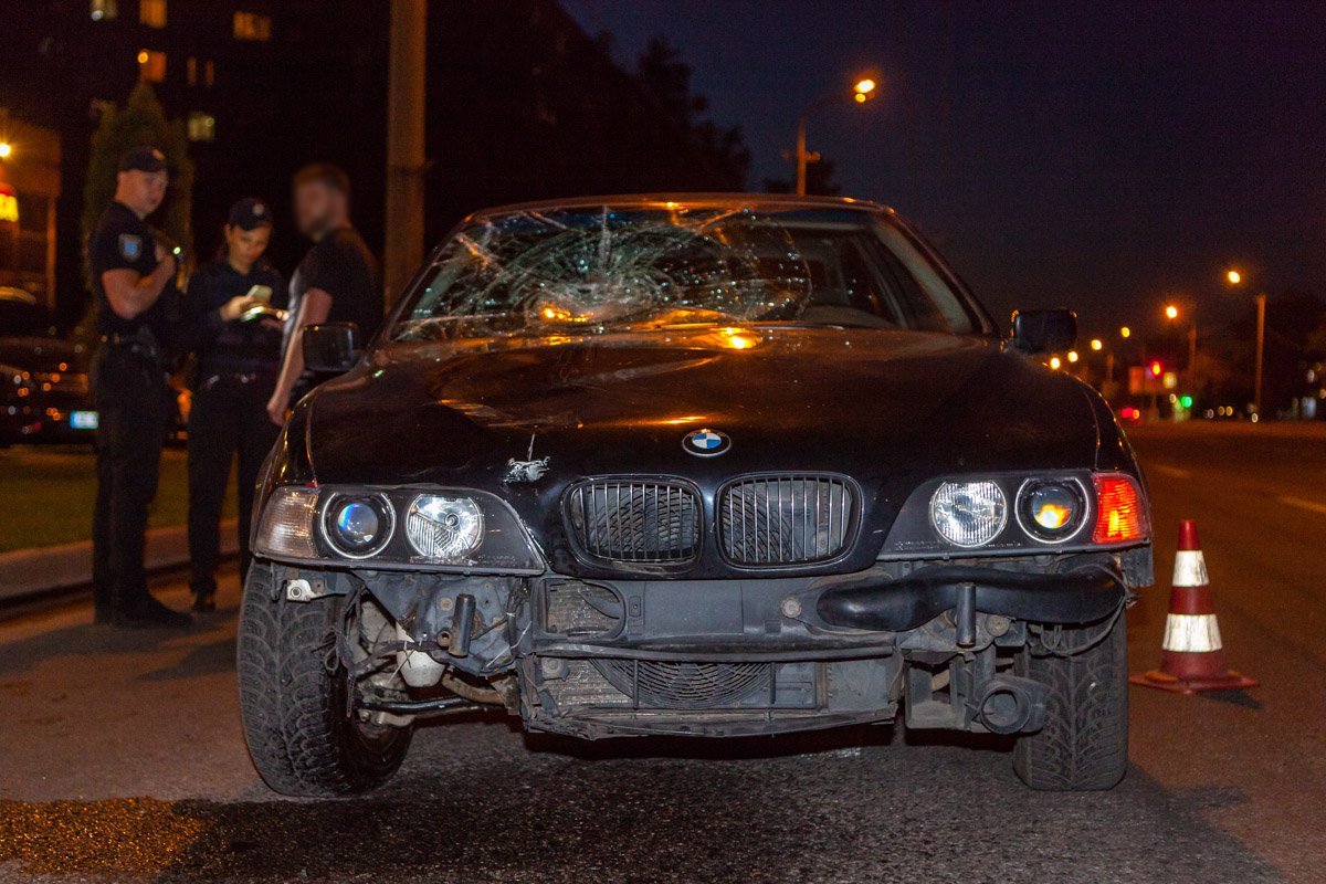 Водитель, пытаясь объехать авто, сбил одного из велосипедистов