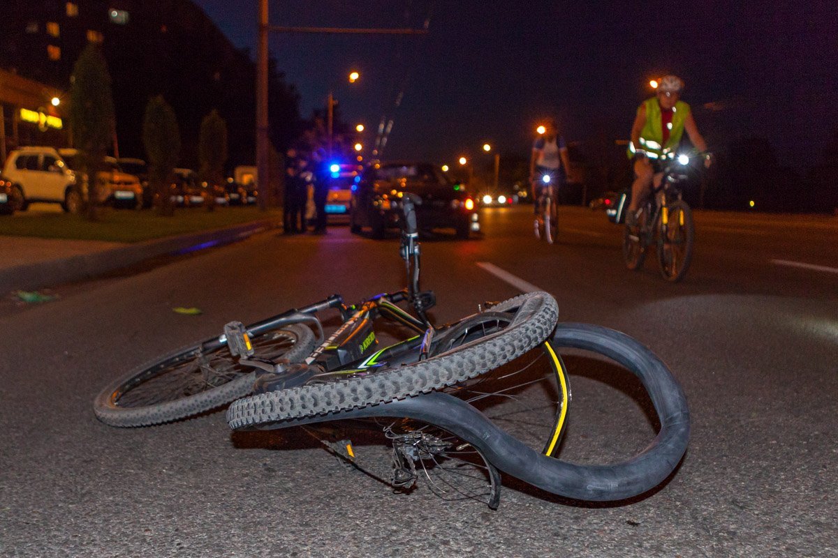 Оба велосипедиста ехали в темной одежде, без светоотражающих элементов