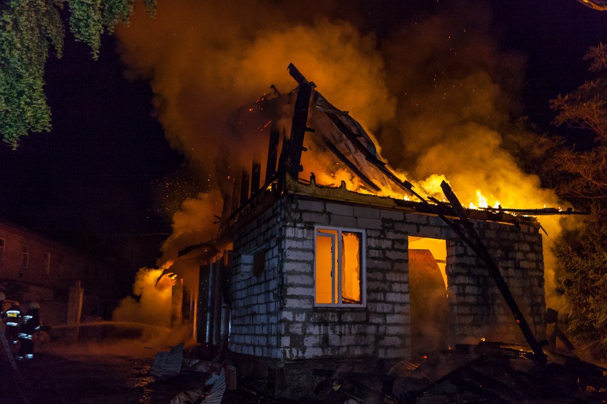 На улице Князя Ярослава Мудрого загорелось нежилое здание