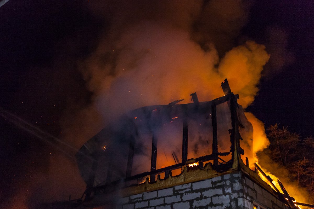 Деревянный второй этаж здания сгорел первым