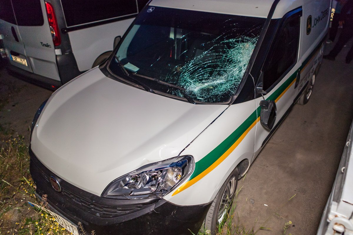 Водитель спрятался под соседними авто