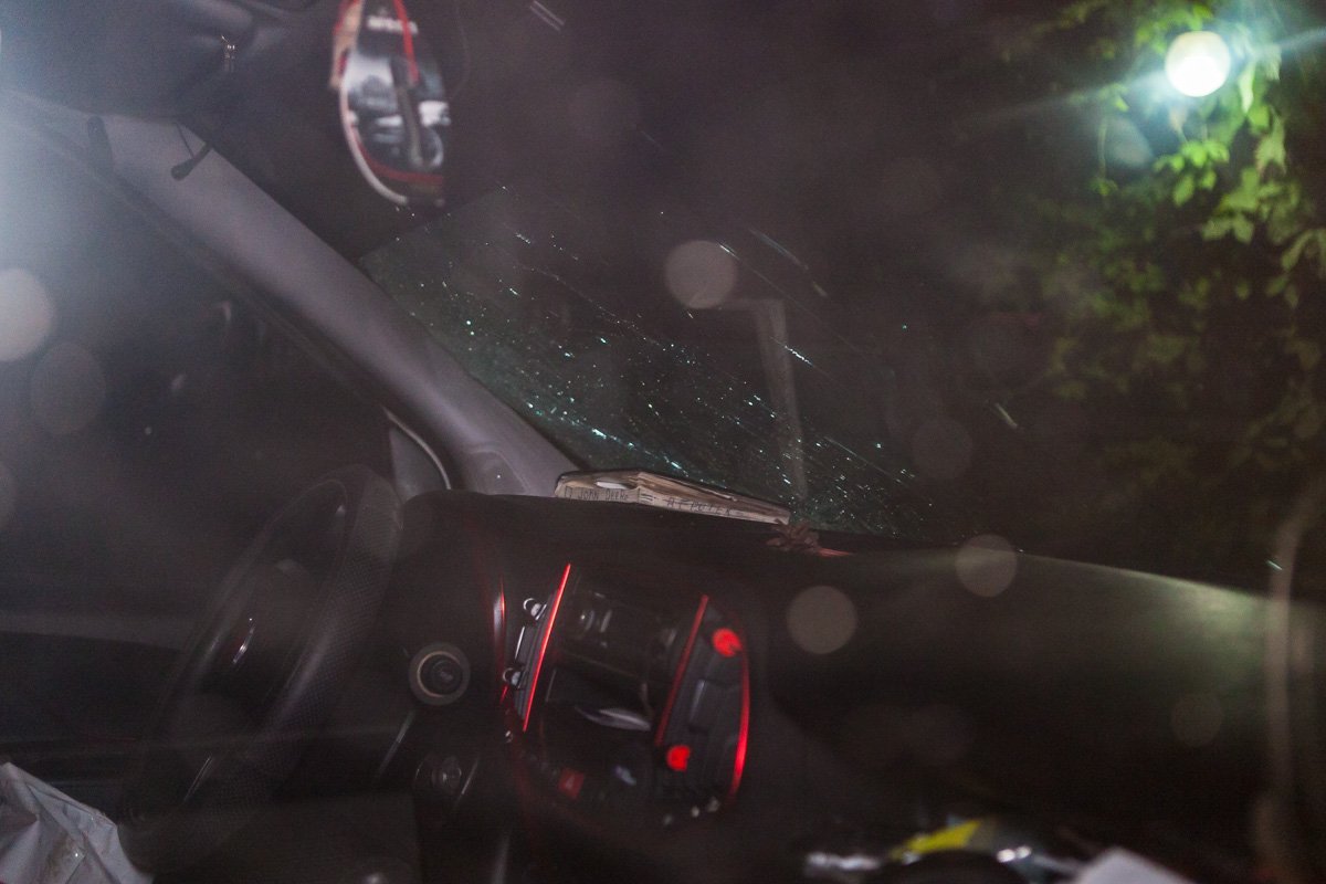 От удара на автомобиле разбилось лобовое стекло