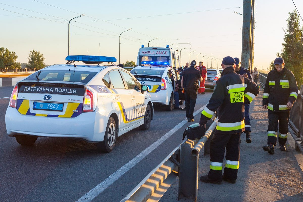 После почти часа разговоров, сотрудники экстренных служб успокоили мужчину