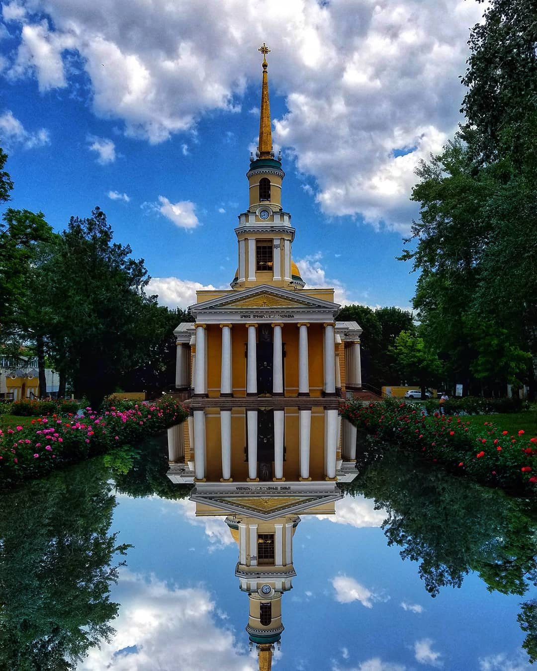 В отражении цветам нет места. Их красота видна лишь наяву. Фото: dimaskin007