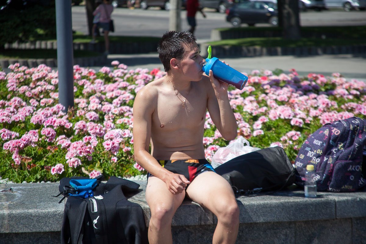 Слишком жарко, чтобы быть в одежде Слишком жарко, чтобы быть в одежде