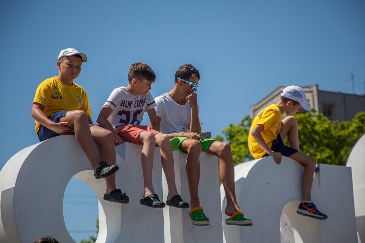 Первые зрители в ожидании начала соревнований Первые зрители в ожидании начала соревнований