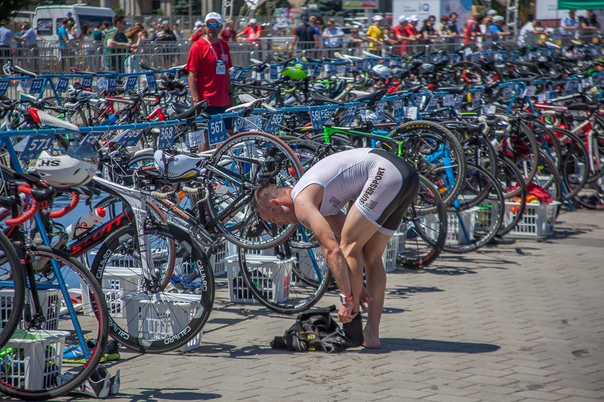 После заплыва необходимо максимально быстро снять гидрокостюм и выйти на следующую дистанцию После заплыва необходимо максимально быстро снять гидрокостюм и выйти на следующую дистанцию