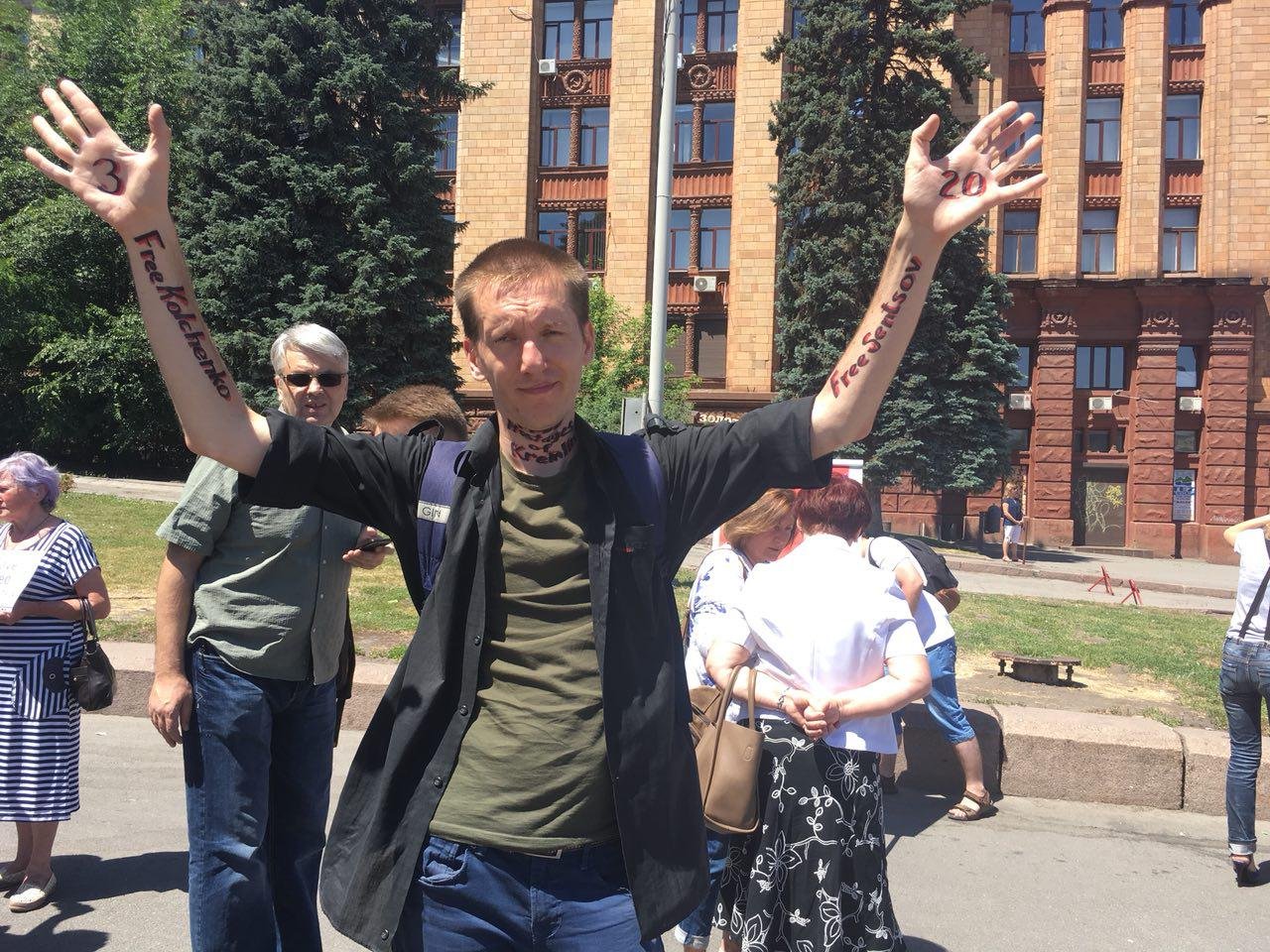 Цифры на руках символизируют количество дней голодовки Олега Сенцова Цифры на руках символизируют количество дней голодовки Олега Сенцова