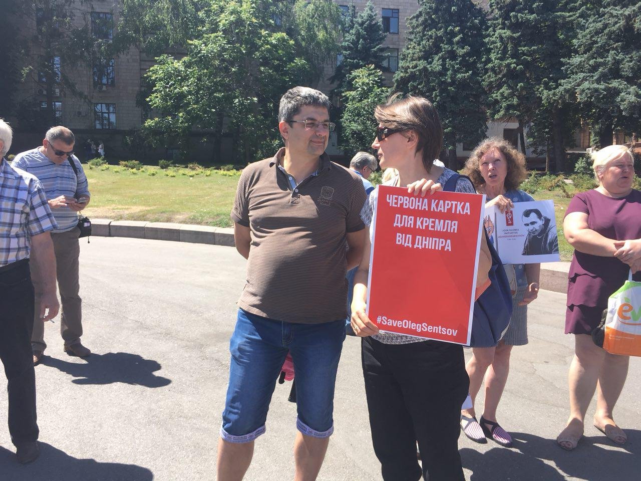 Участники акции держали в руках плакаты Участники акции держали в руках плакаты