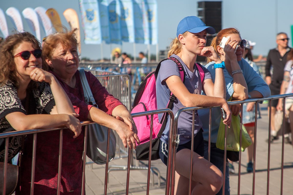 Группа поддержки внимательно наблюдала за своими фаворитами Группа поддержки внимательно наблюдала за своими фаворитами