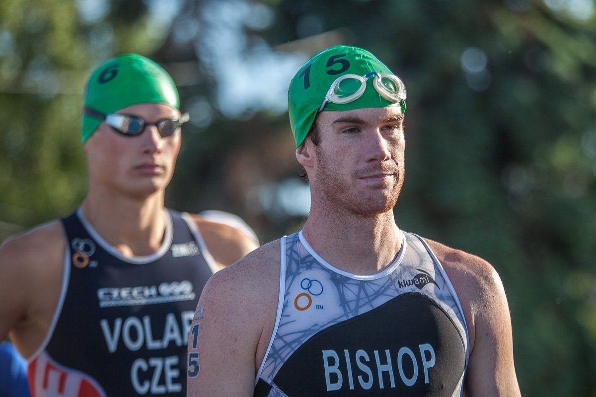 Пока девушки отмечали победу, мужчины готовились к старту Пока девушки отмечали победу, мужчины готовились к старту