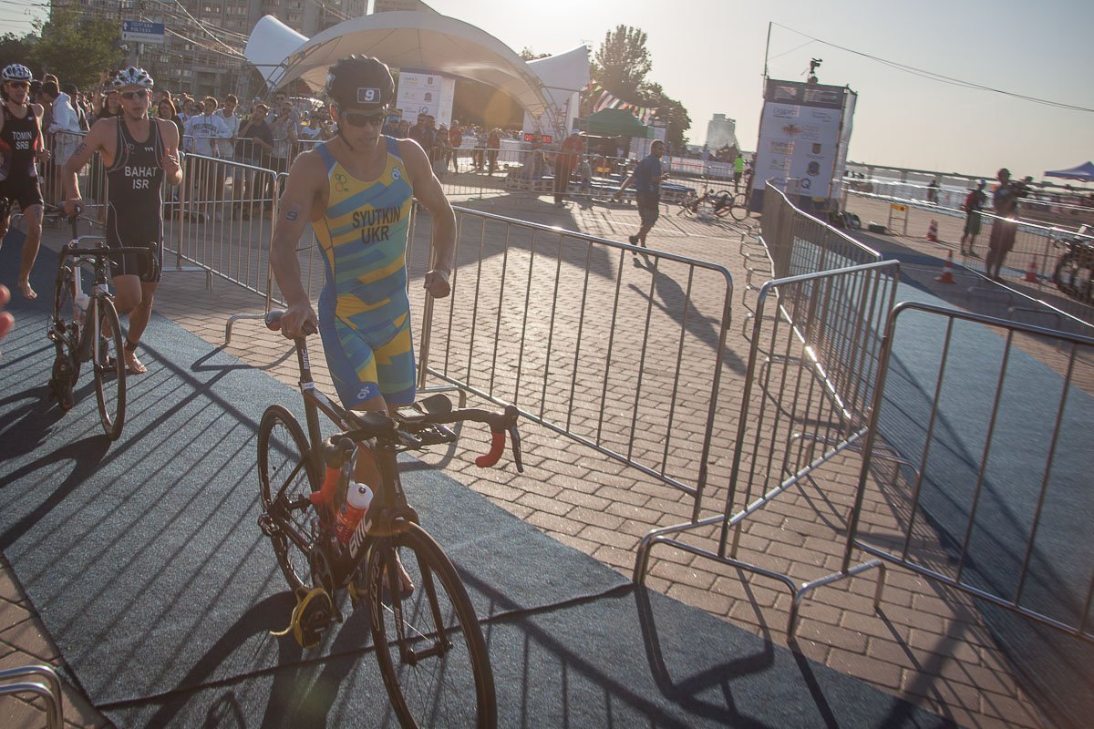 Стремится обгонять не других, а, в первую очередь, самого себя Стремится обгонять не других, а, в первую очередь, самого себя