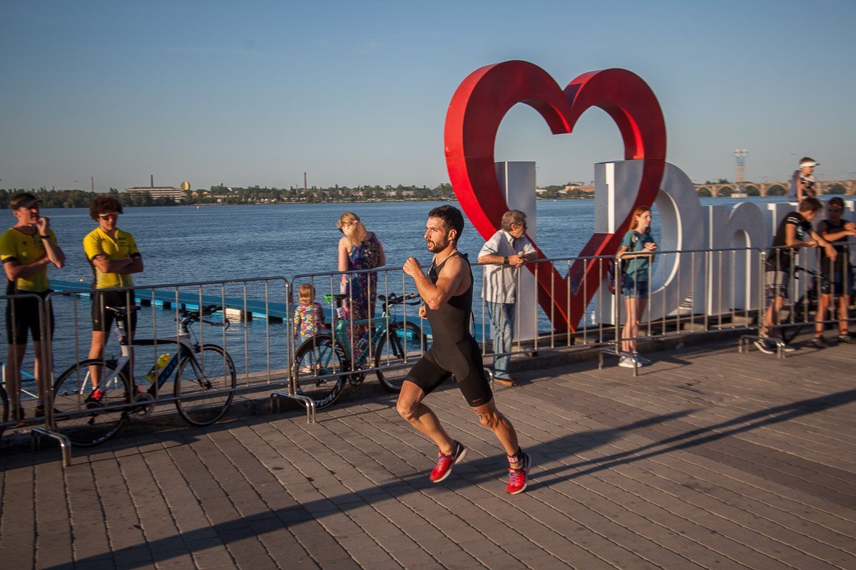 Сотни спортсменов оккупировали Фестивальный причал в Днепре Сотни спортсменов оккупировали Фестивальный причал в Днепре