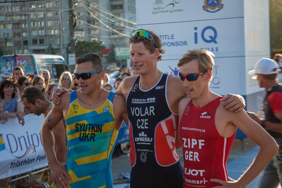 Серебряный, золотой и бронзовый медалисты соответственно Серебряный, золотой и бронзовый медалисты соответственно