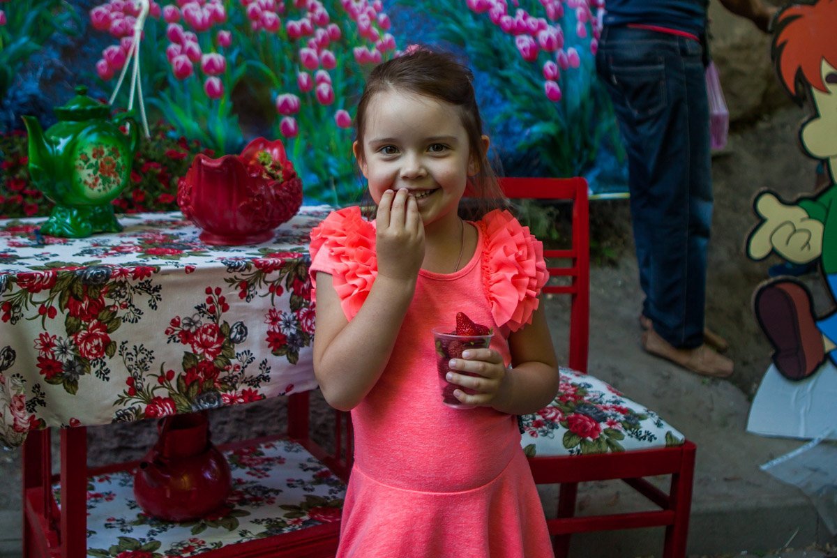 Всех девочек, у которых были красочные платья, приглашали приходить сфотографироваться