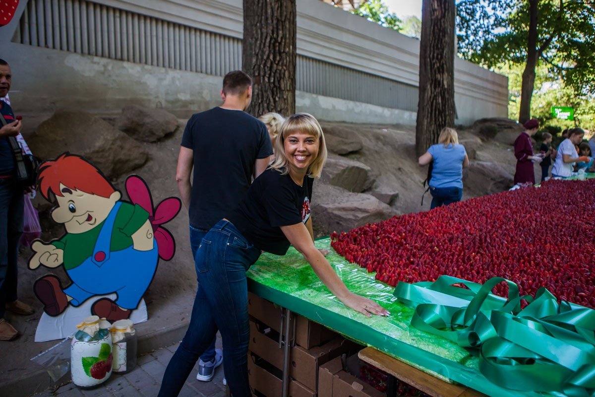 Из клубники на протяжении четырех часов искусно выкладывали самое большое панно