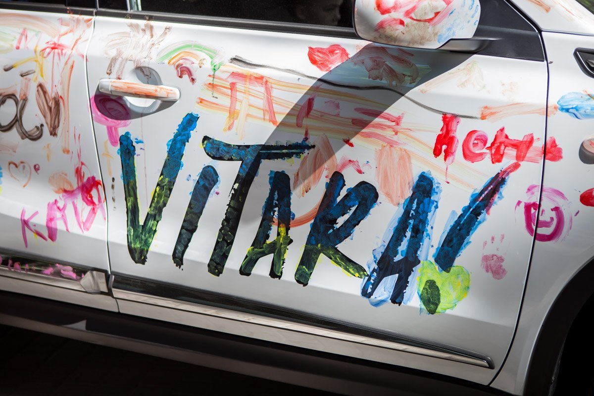 На локации детям дали краски на водной основе и разрешили разукрасить автомобили