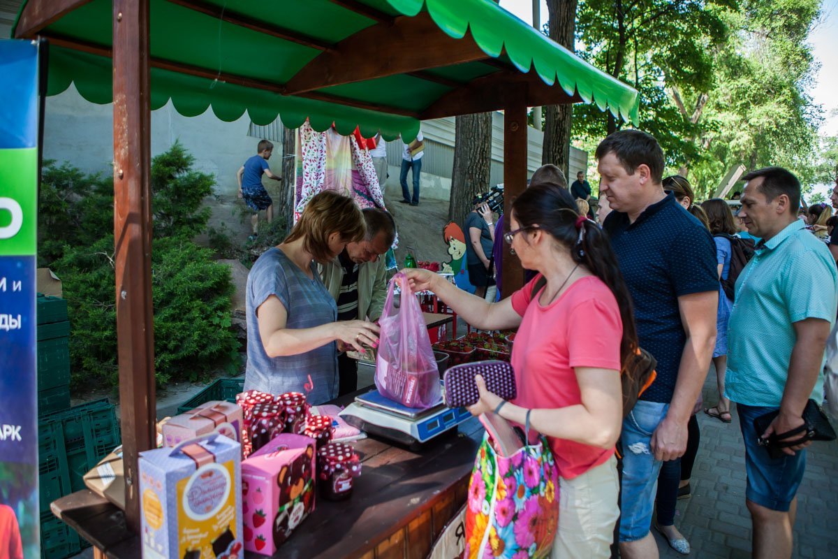 Все желающие попробовали вкусную клубнику