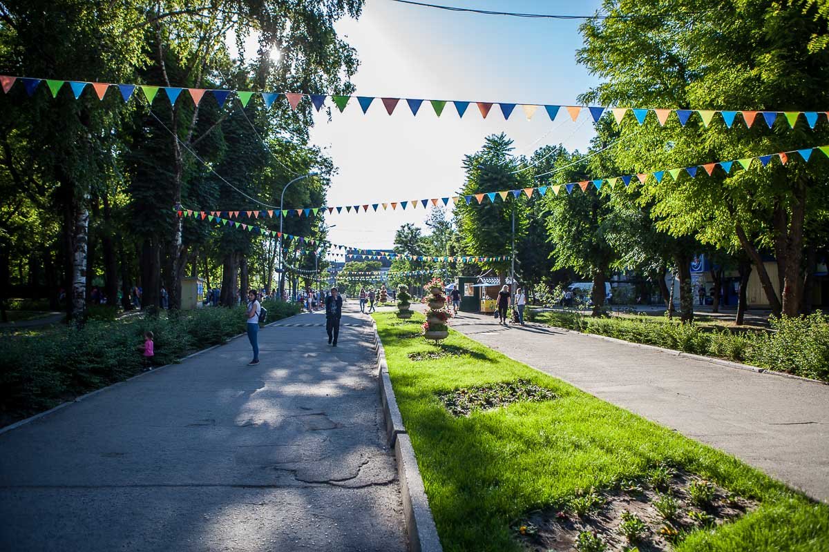 По случаю праздника все парки украсили По случаю праздника все парки украсили