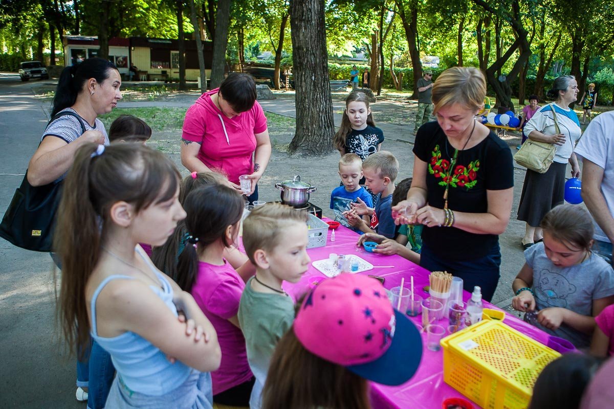 Дети с удовольствием мастерили поделки Дети с удовольствием мастерили поделки