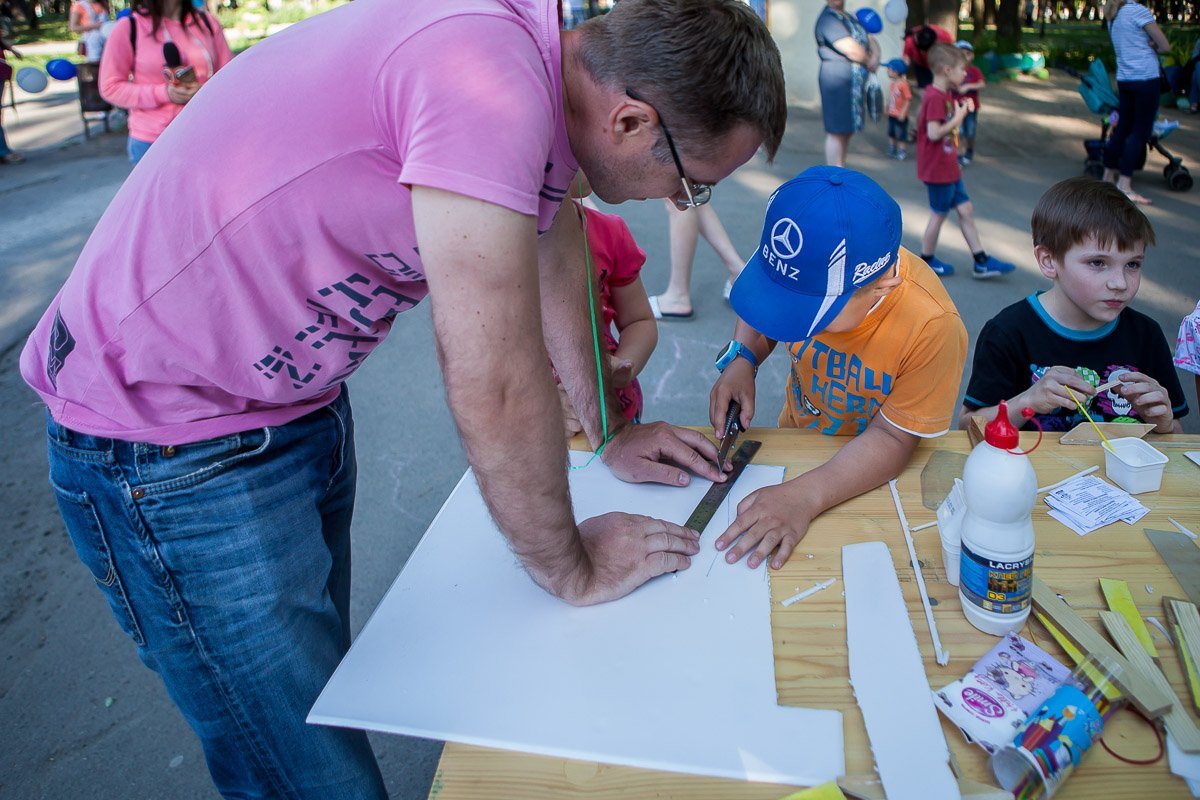 Мальчики конструировали самолетики Мальчики конструировали самолетики