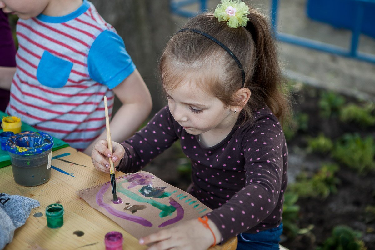 Маленькая художница сосредоточена на творчестве Маленькая художница сосредоточена на творчестве