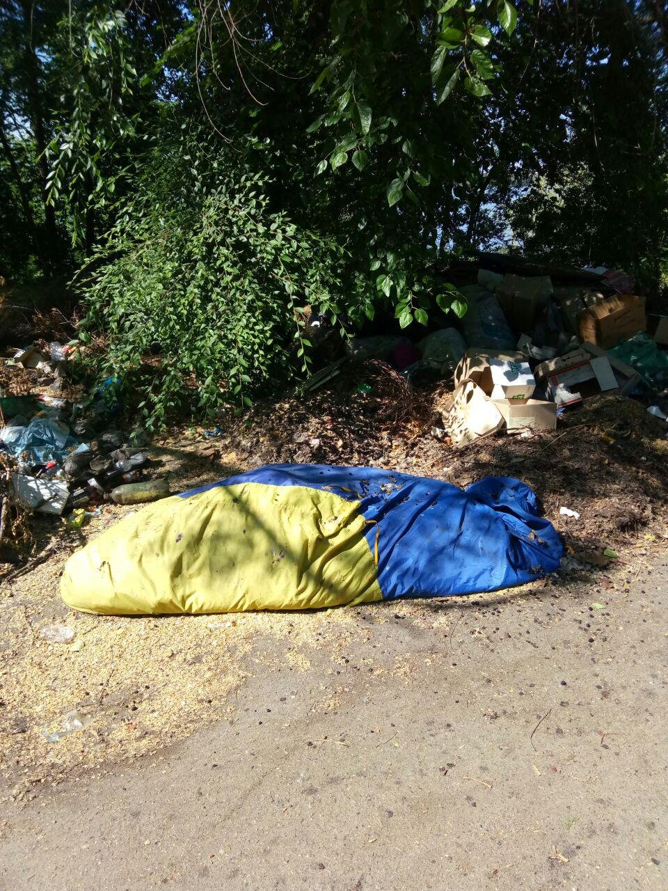 Патриотический сверток с мусором на Монастырском острове Патриотический сверток с мусором на Монастырском острове