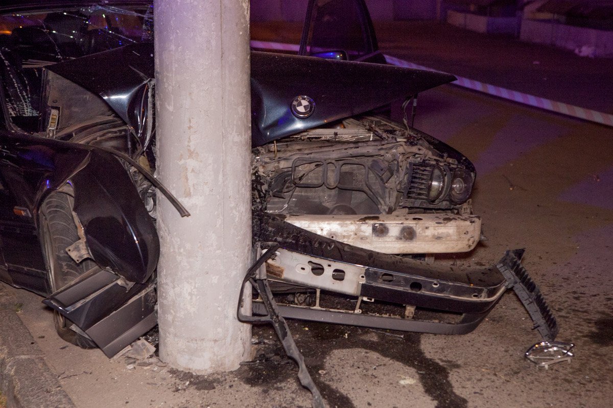 Автомобиль BMW врезался в столб