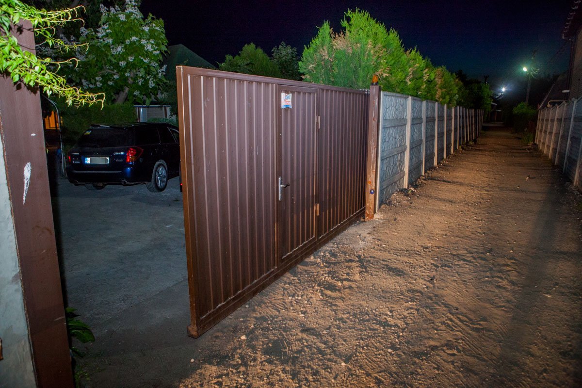 В результате водитель наехал на патрульного и прокатил его на капоте