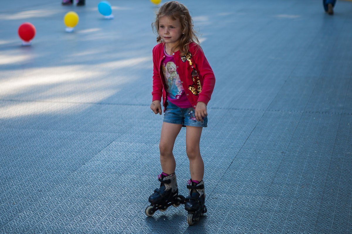 Даже шестилетний ребенок может кататься на роликах, а вы - нет Даже шестилетний ребенок может кататься на роликах, а вы - нет