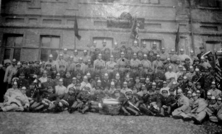 Групповое фото на фоне здания на теперешней улице Юрия Савченко, 2 Групповое фото на фоне здания на теперешней улице Юрия Савченко, 2