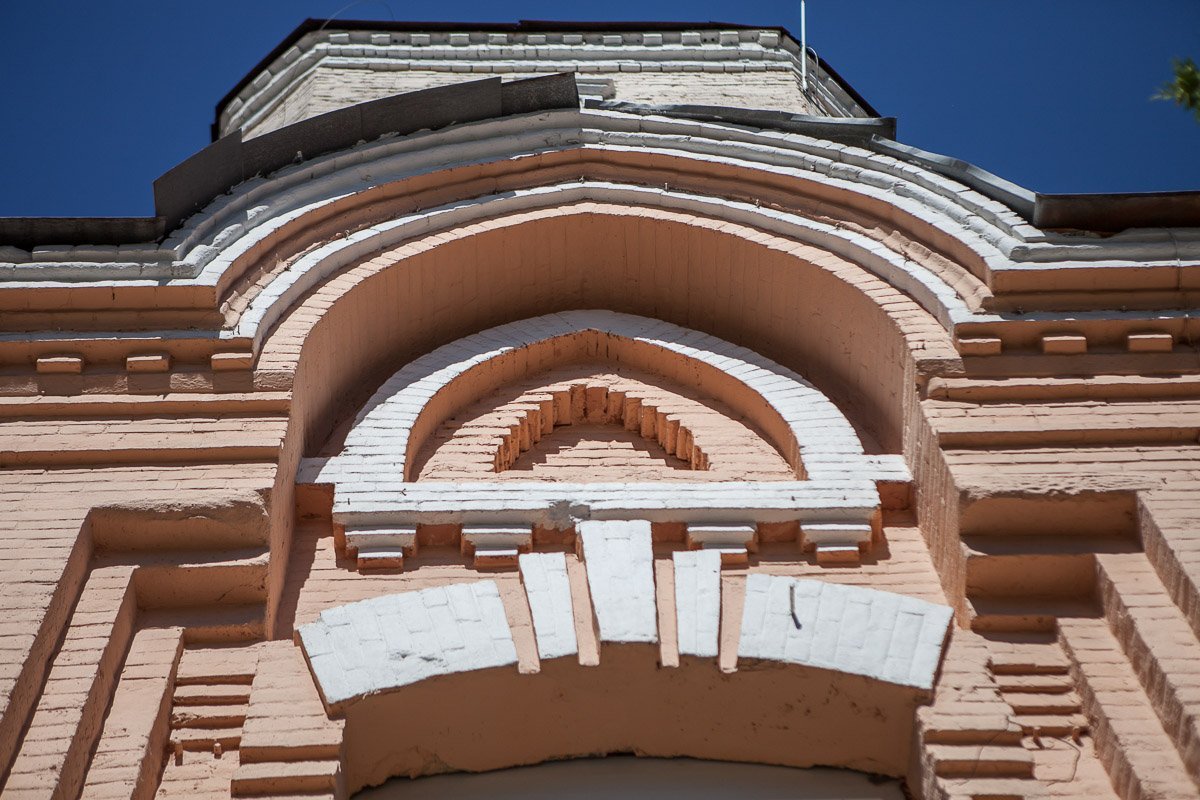 Сейчас здание восстановлено, на нем сохранились старые элементы декора Сейчас здание восстановлено, на нем сохранились старые элементы декора