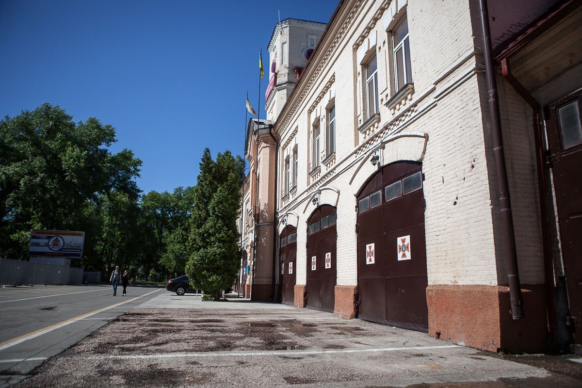За этими большими воротами в ожидании своего часа скрываются пожарные автомобили За этими большими воротами в ожидании своего часа скрываются пожарные автомобили