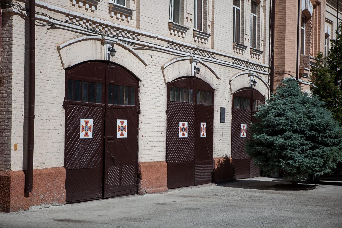 Когда-то вместо автомобилей за этими дверьми стояли лошади Когда-то вместо автомобилей за этими дверьми стояли лошади