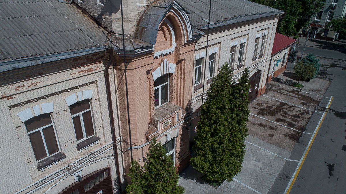 Хотя кое-где ему все же не помешала бы реставрация Хотя кое-где ему все же не помешала бы реставрация