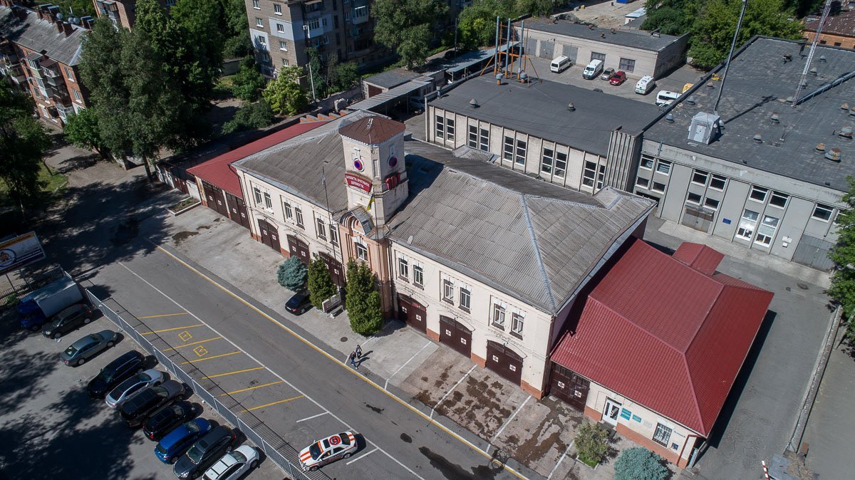 Сейчас двухэтажное здание по улице Юрия Савченко все еще остается востребованным Сейчас двухэтажное здание по улице Юрия Савченко все еще остается востребованным