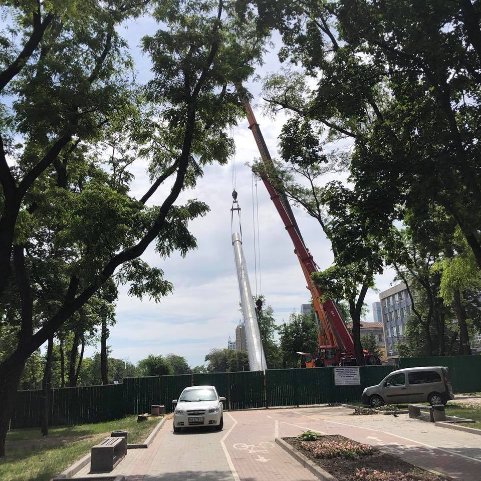 Часть аллеи оградили Часть аллеи оградили