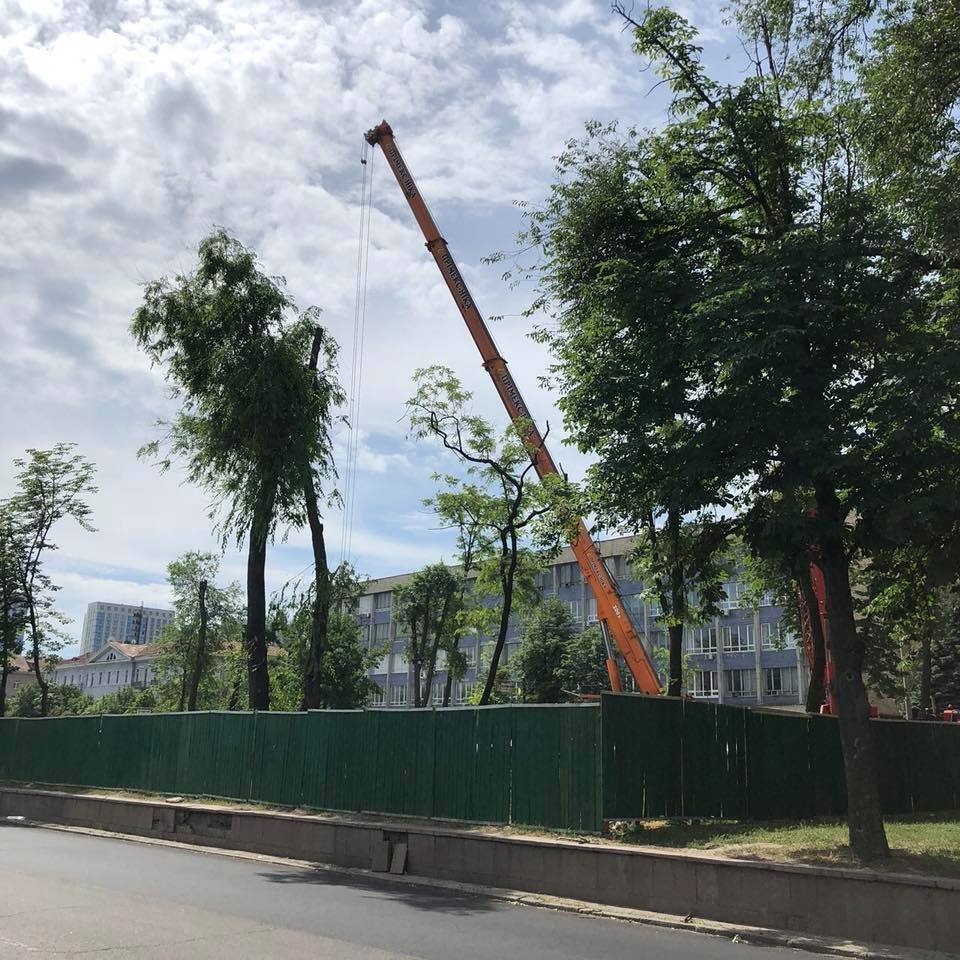 Первая секция флагштока, высотой 29, 5 метров, уже установлена Первая секция флагштока, высотой 29, 5 метров, уже установлена