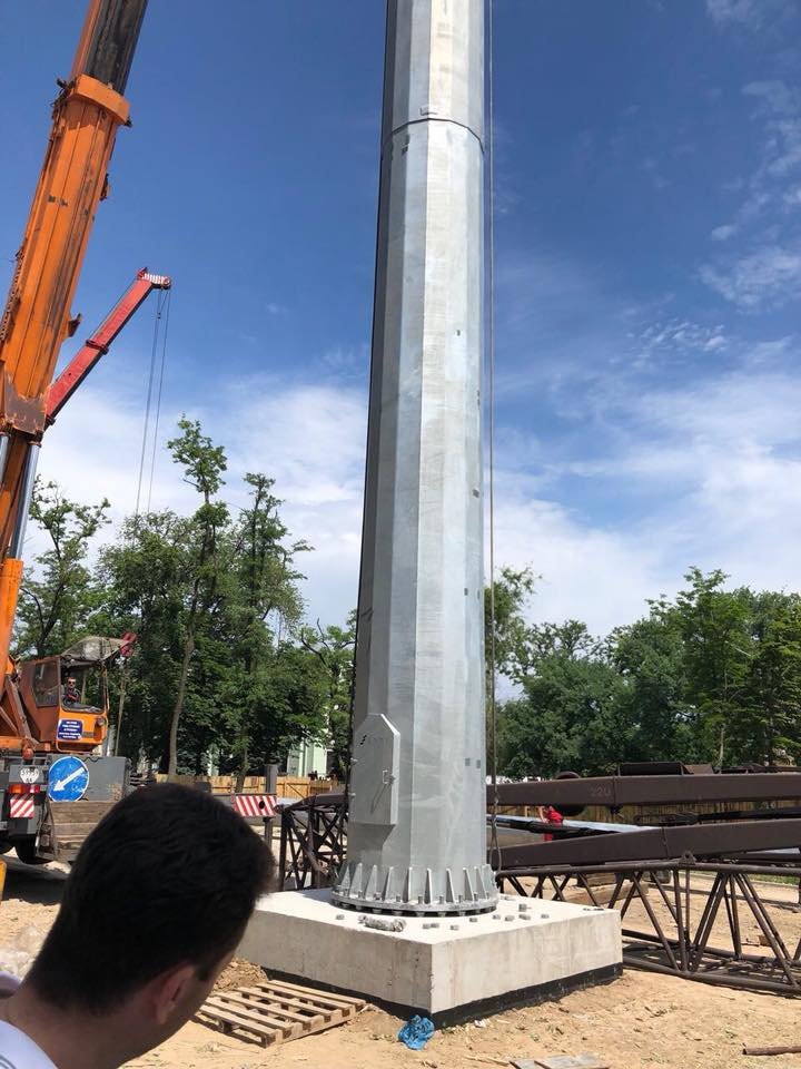 Сооружение монтируют на аллее проспекта Яворницкого Сооружение монтируют на аллее проспекта Яворницкого