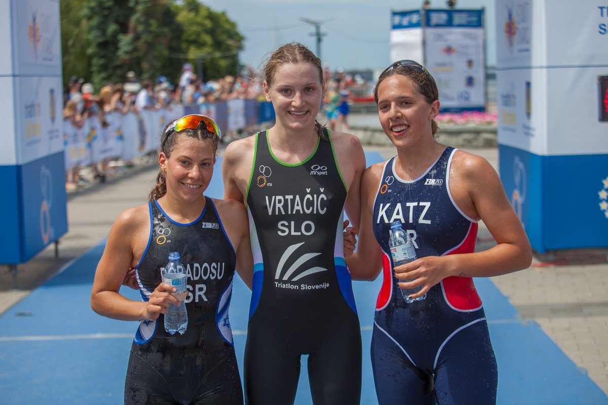 Девушки боролись за победу Девушки боролись за победу